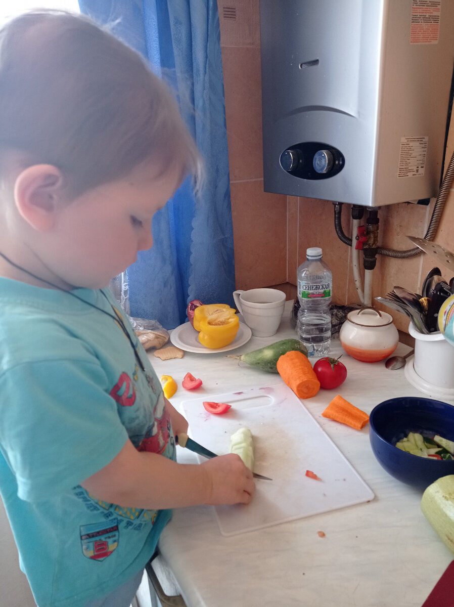 Нарезаем маме овощной салатик