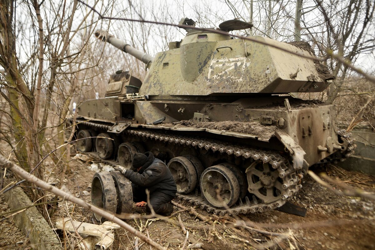 Ремонтные бригады в зоне СВО освоили новые способы восстановления тяжёлой  техники ВС РФ | RT на русском | Дзен