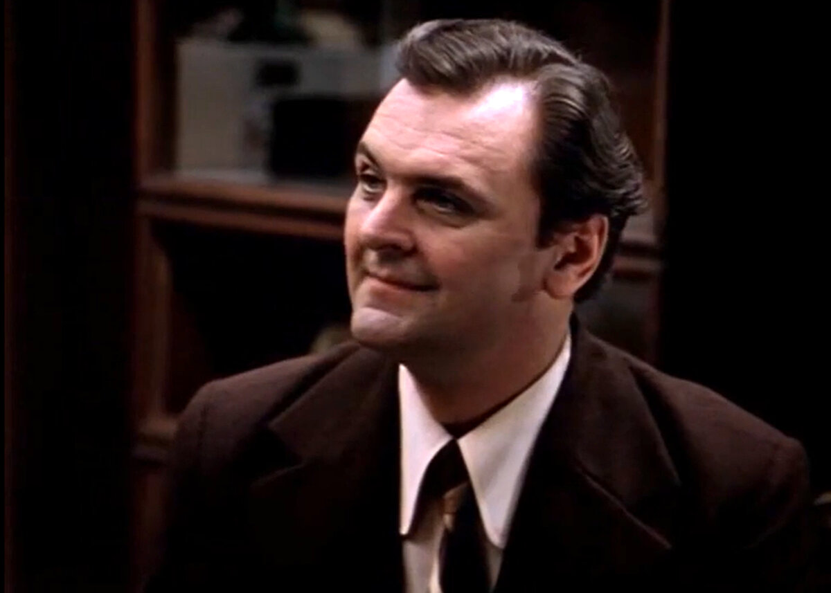 Кадр из кинофильма "Ирония судьбы, или С легким паром!", 1975 г., режиссер Эльдар Рязанов, сценаристы Эмиль Брагинский, Эльдар Рязанов, композитор Микаэл Таривердиев (скриншот)