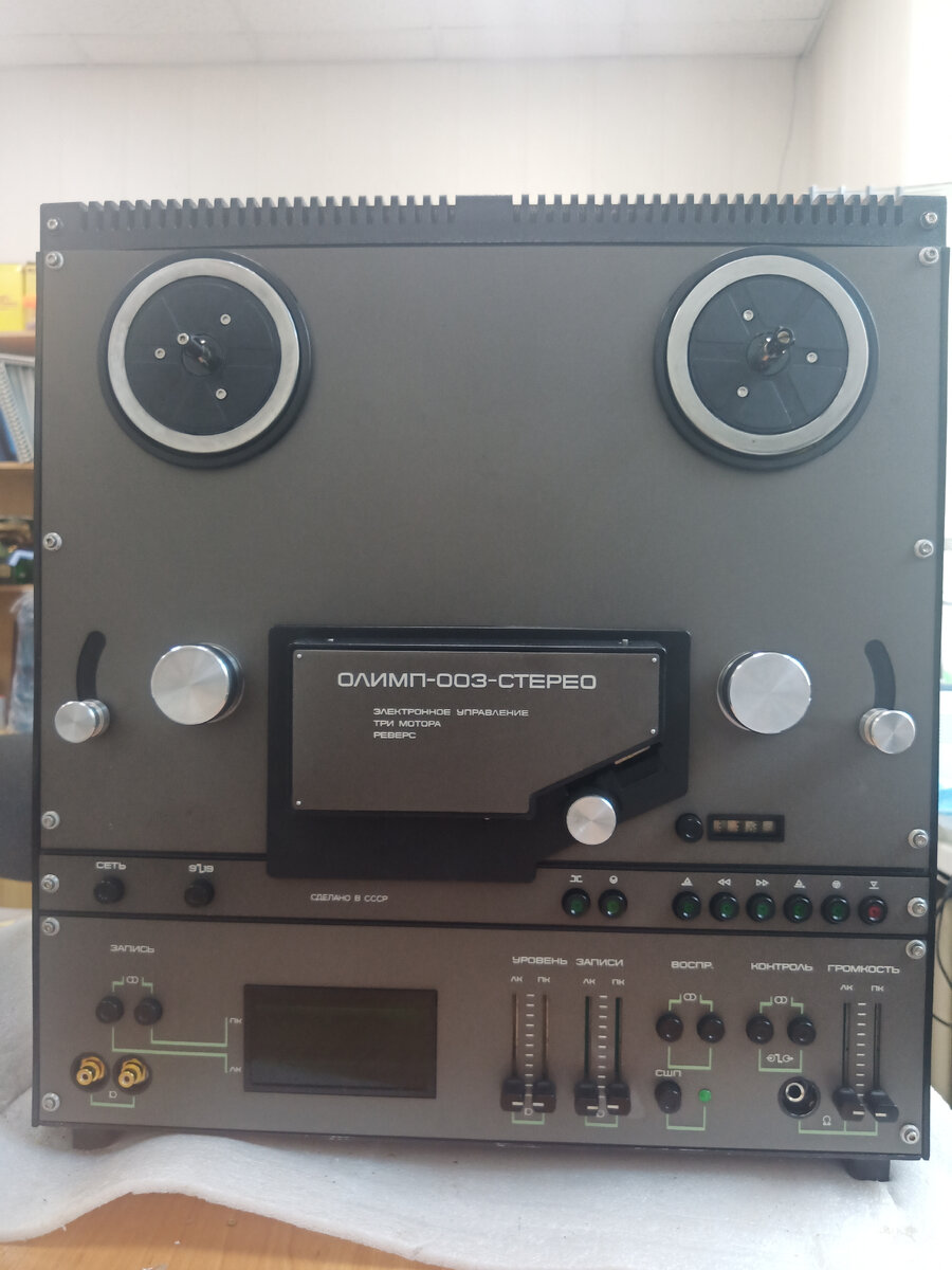 Вид спереди.