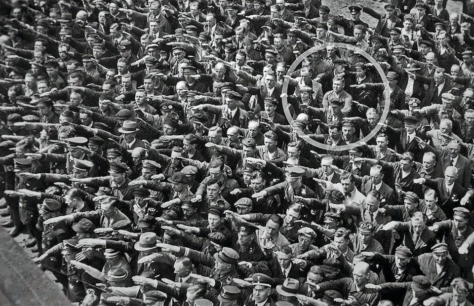 13 июня 1936 года в Гамбурге была сделана знаменитая фотография, на которой рабочие приветствовали нацистов. Рабочий Август Ландмессер был единственным на историческом снимке, кто не приветствовал нацистов.