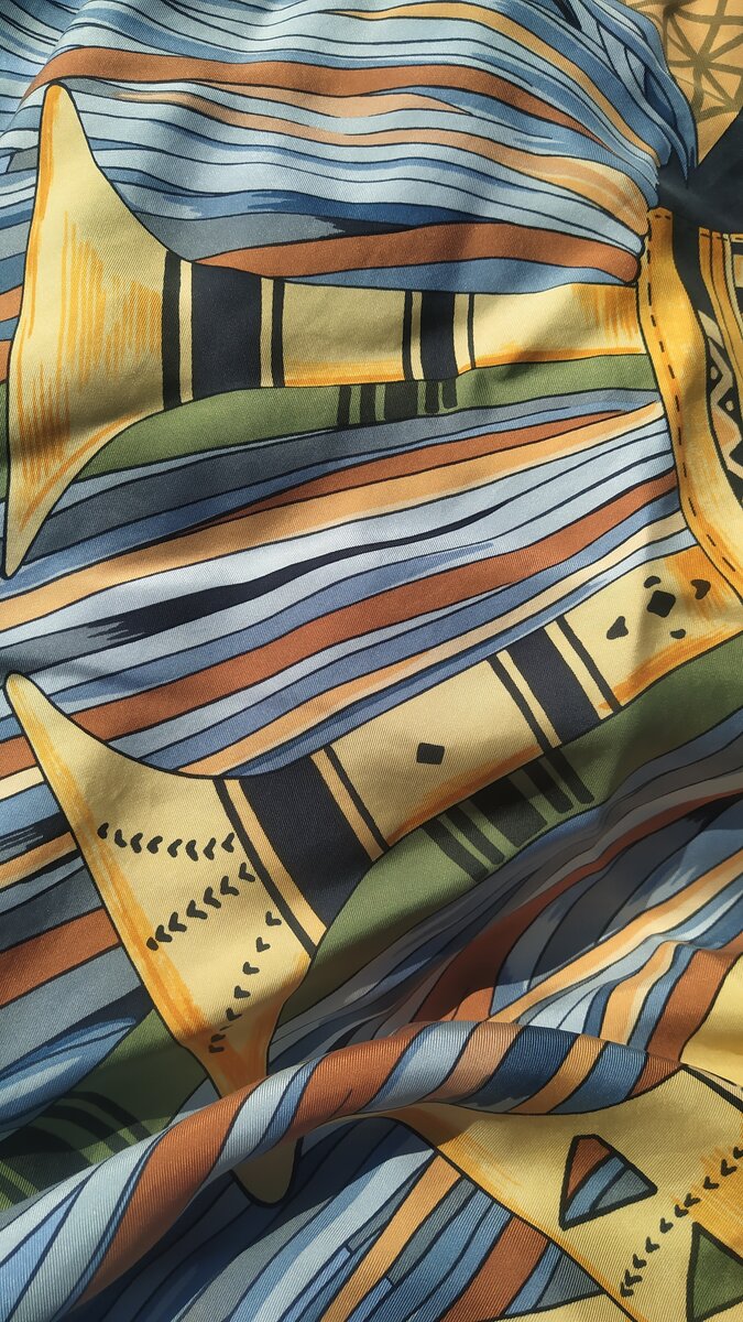 Винтажный платок Hermes из секонд-хенда.