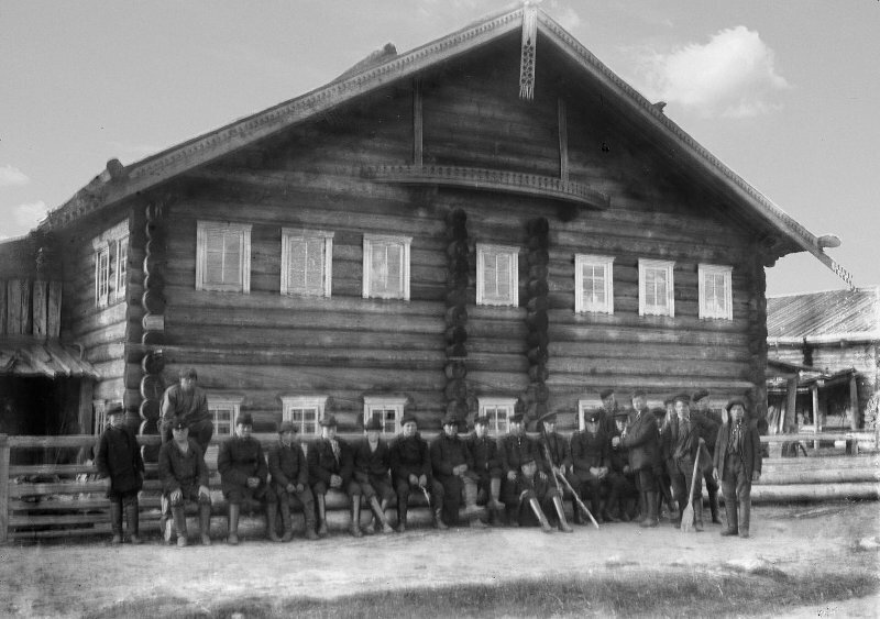 Дом русского крестьянина на Севере, где не было монголов, помещиков и крепостного права. Не было также солнца, тепла, плодородной земли, кроме лесов и болот, но русский человек умел обустраиваться и в таких условиях.