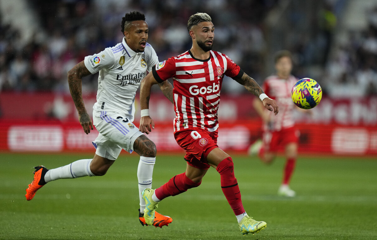    Защитник "Реала" Эдер Милитао и нападающий "Жироны" Валентин Кастельянос  EPA-EFE/Siu Wu