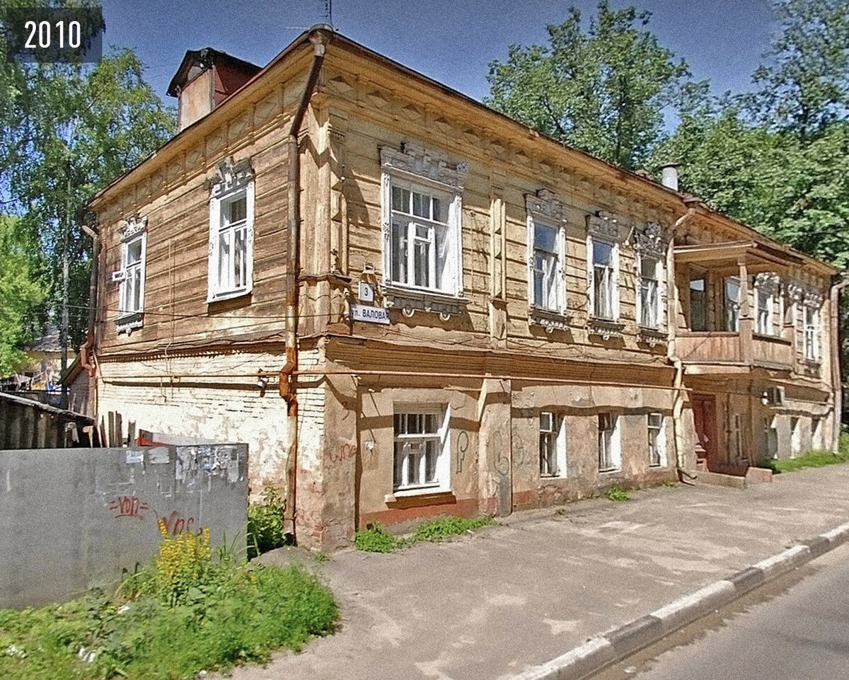 Слева от дома был вход в двор, где находились сараи и уличный туалет