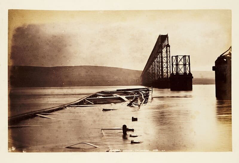 Tay Bridge/Firth of Tay Bridge (Drochaid-rèile na Tatha) — это ферменный железнодорожный мост пересекающий реку River Tay между Dundee и пригородом Wormit, Fife в  Scotland (United Kingdom).-2