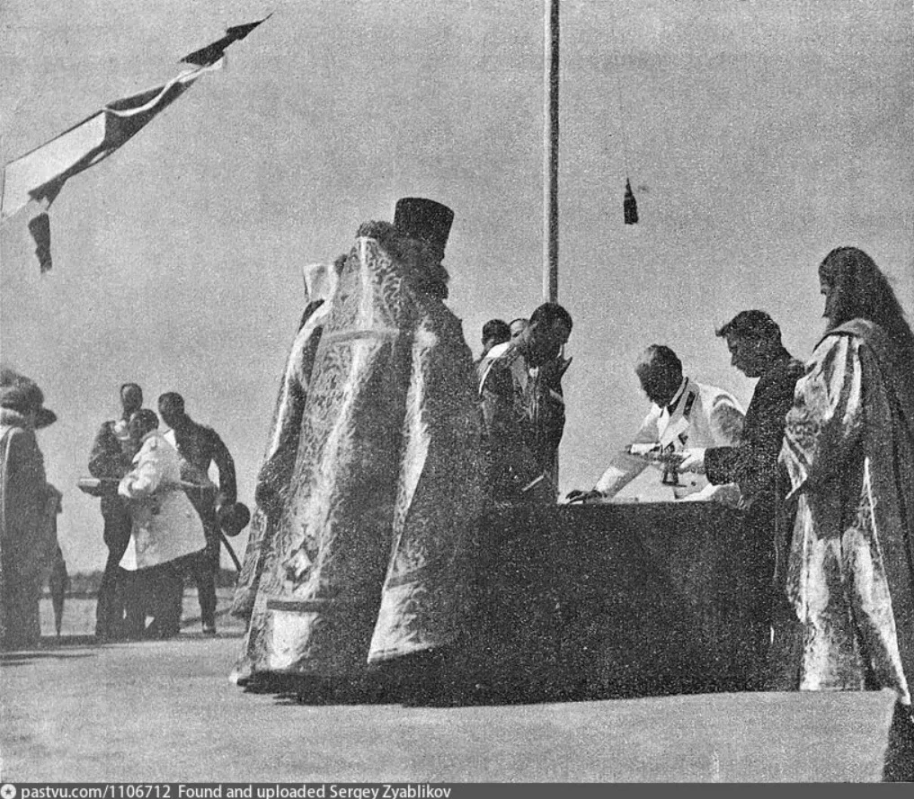 Николай II закладывает памятник своему деду Александру II. Все старые фото с pastvu.com