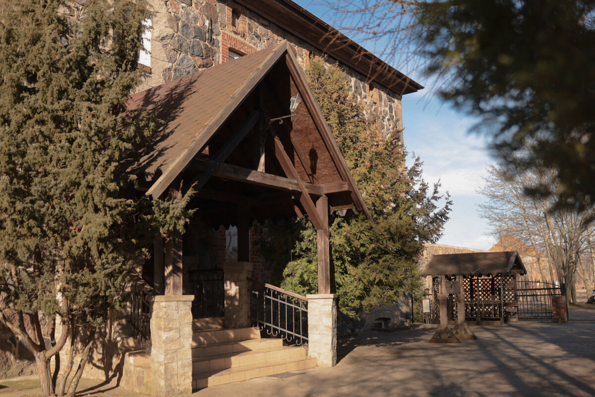 Янтарный – уютный поселок с волшебной атмосферой. Листайте галерею и прогуляйтесь по его улочкам