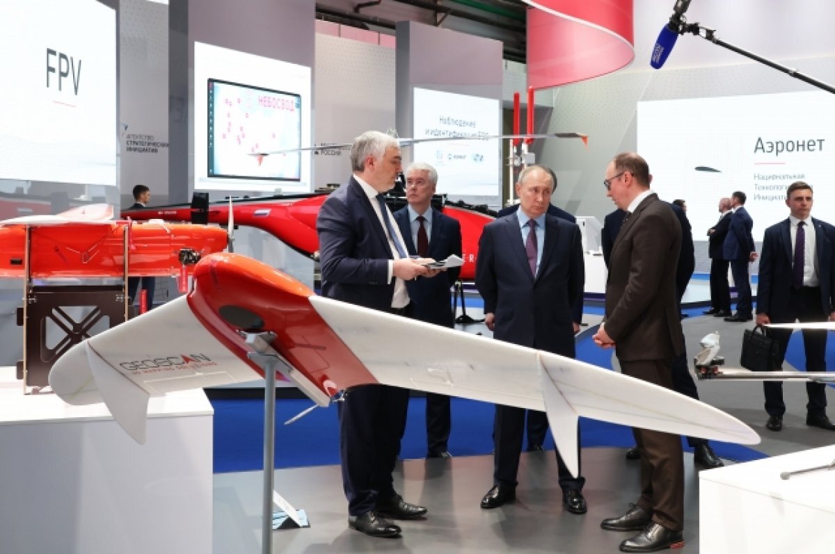    Владимир Путин осматривает индустриальный парк «Руднево» в Москве.