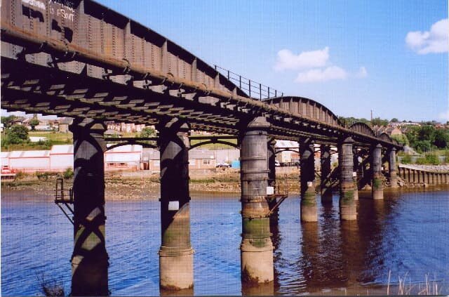 Scotswood Railway Bridge — это трубопроводный мост и бывший железнодорожный мост пересекающий реку River Tyne в северо-восточной Англии (North East England), соединяющий Newcastle и Gateshead⇒England