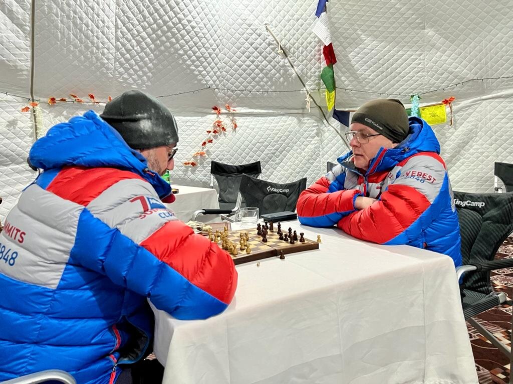 Александр Абрамов делает всех в шахматы. 