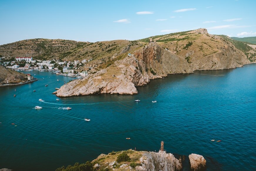 Крымский пейзаж в Севастополе. Фото Николая Воробьева на Unsplash