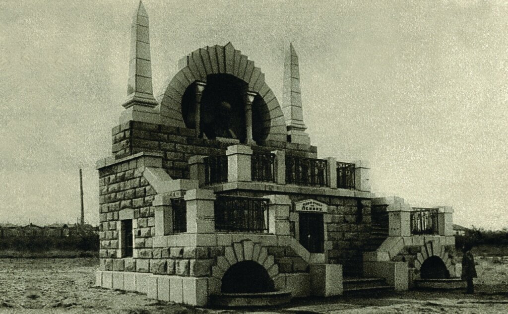 Памятник-мавзолей В. Ленину в Челябинске, Фото 1930 года. Впечатляет большая ниша-раковина в которой установлен бюст вождя высотой 1 м 55 см, обрамленный египетскими колоннами и обелисками (и все это на фоне деревянных изб позади).