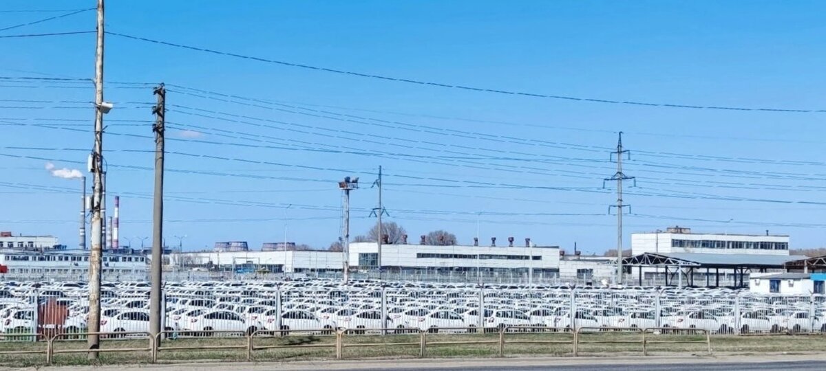     На территории предприятия скопилось 14 000 недоукомплектованных Lada Granta