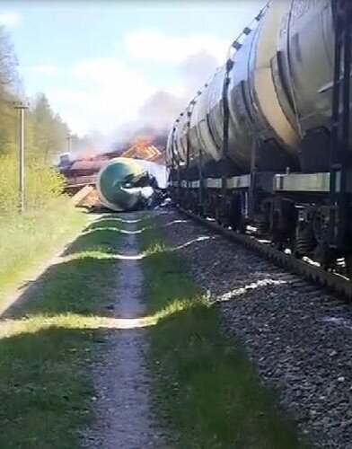 В Брянской области на железнодорожных путях сработало взрывное устройство, грузовой поезд сошел с рельсов, никто не пострадал 