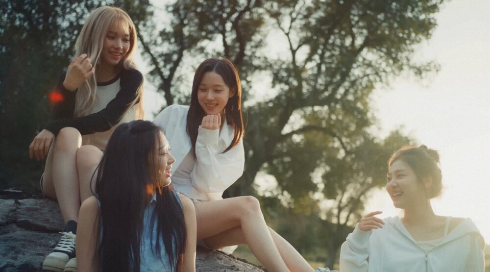     Кадр из клипа «Welcome To My World»