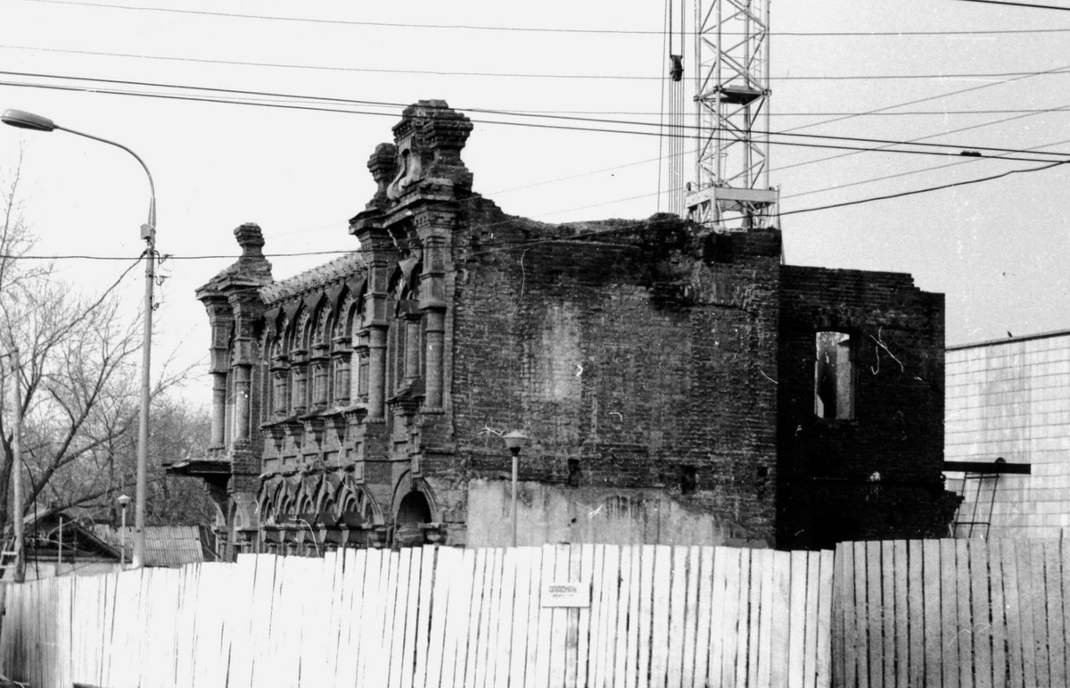 Процесс сноса уже был запущен и казался необратимым...