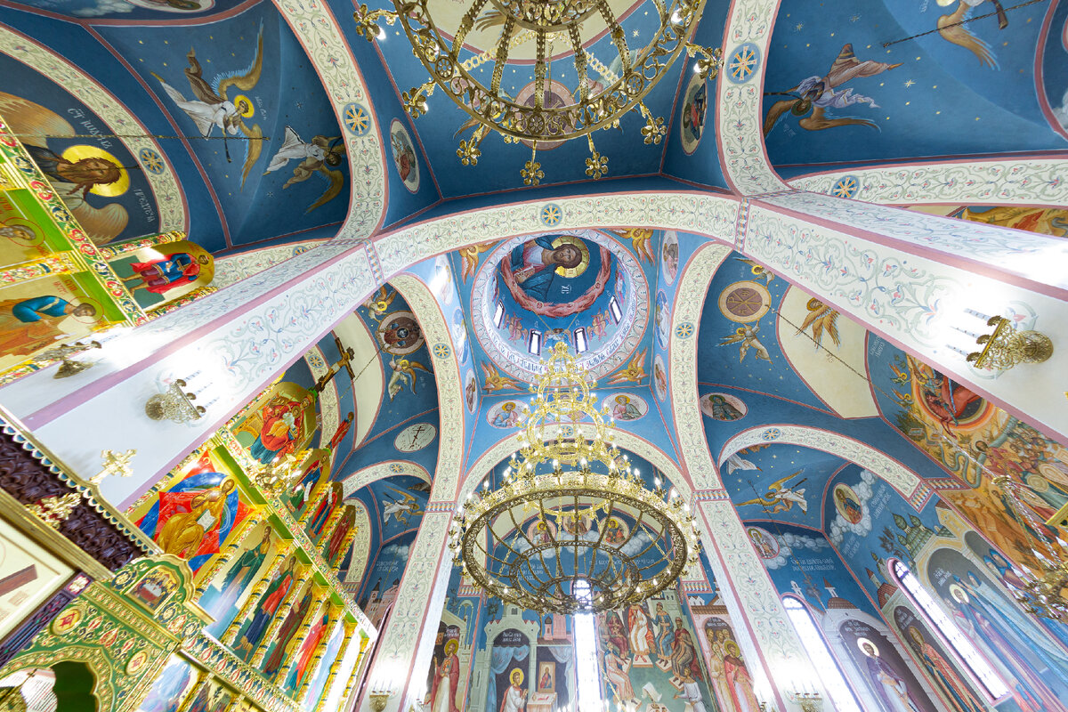 Комплексное оформление храма Даниила Московского в Грозном (иконостас, иконопись, росписи, киоты, престол, жертвенник, полы по нашим эскизам). Работа мастерской "Палехский Иконостас"