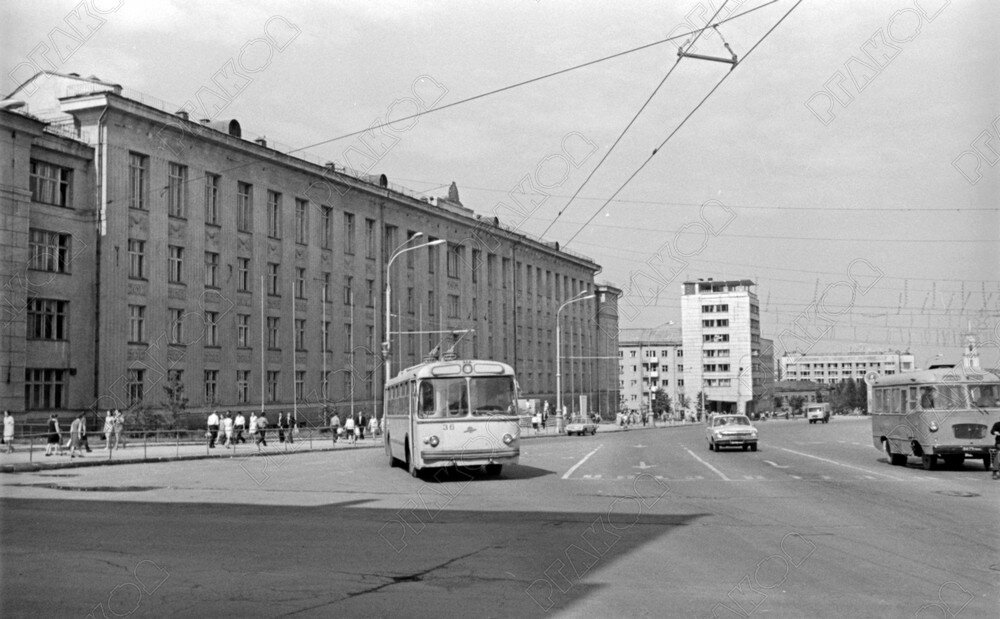 Здание Пермского Политехнического института на Комсомольском проспекте. Пермь. СССР. 1971-1980. Фотограф Б. Вдовенко. РГАКФД. Арх. № 0-374647