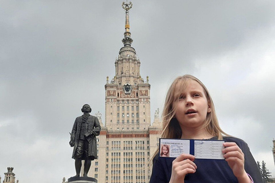    Алиса поступила на психфак на платное, но уже с середины сентября перестала ходить на занятия из-за скандалов родителей с факультетом Личный Архив
