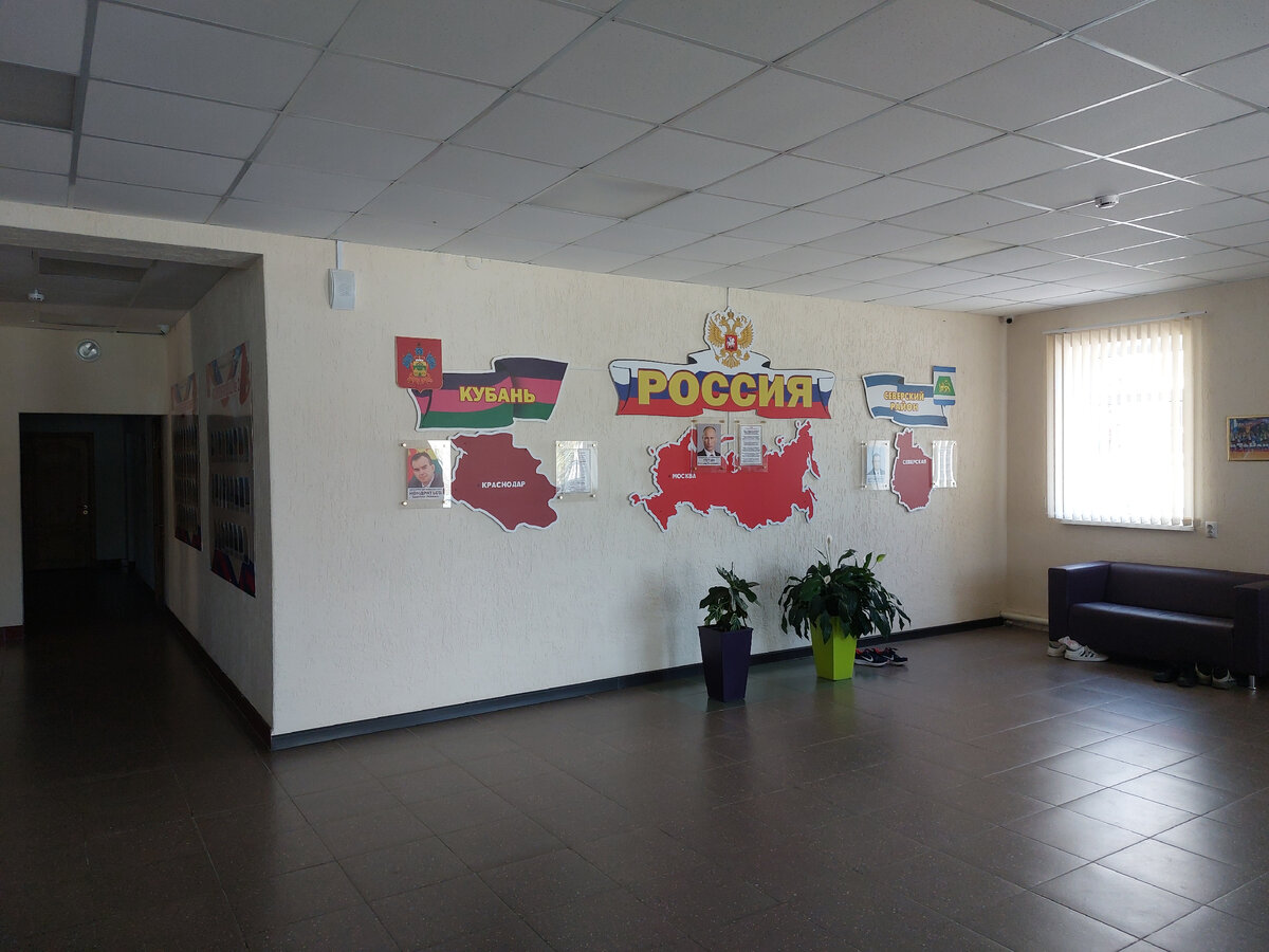 Холл с диванами для ожидания