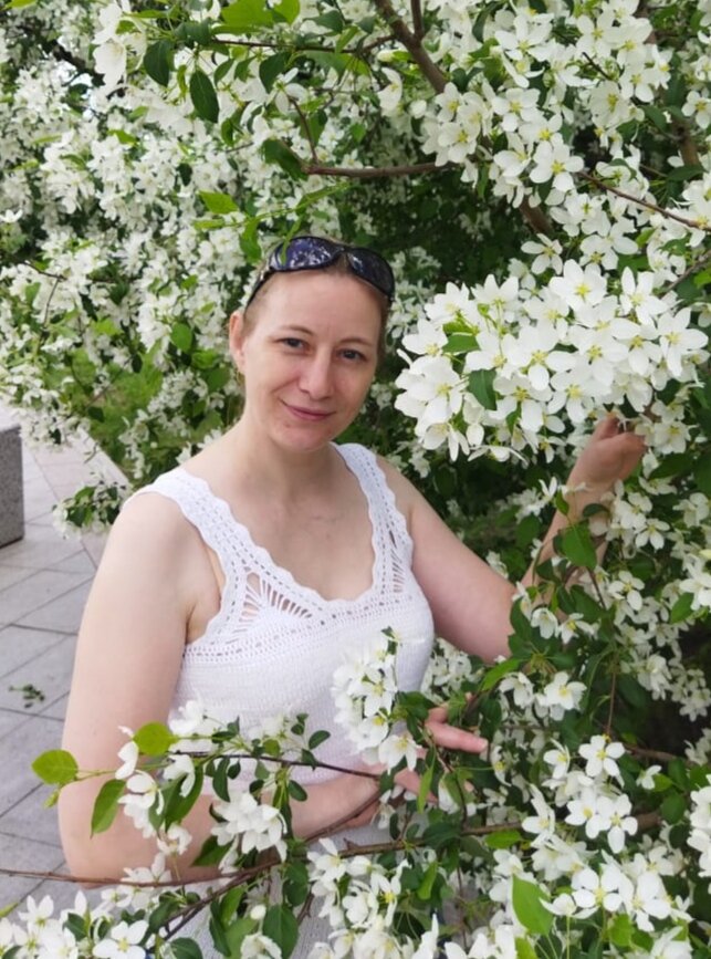 Эх, не нашла я фото с сиренью. Будет с яблонькой.
