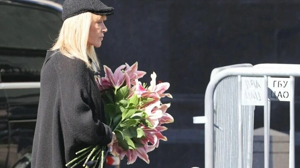     Поп-исполнительница Лайма Вайкуле сообщила, что певица Алла Пугачева (на фото) прилетела в Москву, чтобы принять участие в похоронах ее друга, модельера Валентина Юдашкина.
