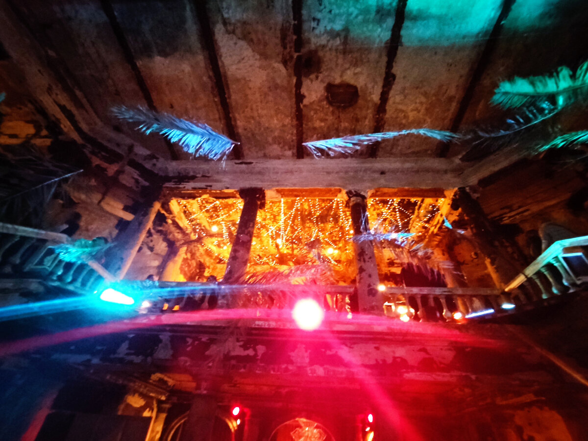 Потолк при входе