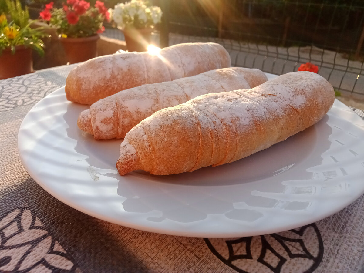 Те самые вкусняшки. Солнышко случайно в кадр попало. Утро.