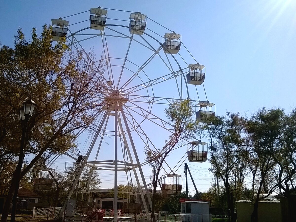 Колесо обозрения есть на "Каменке", в парке Поддубного и на Центральном пляже.