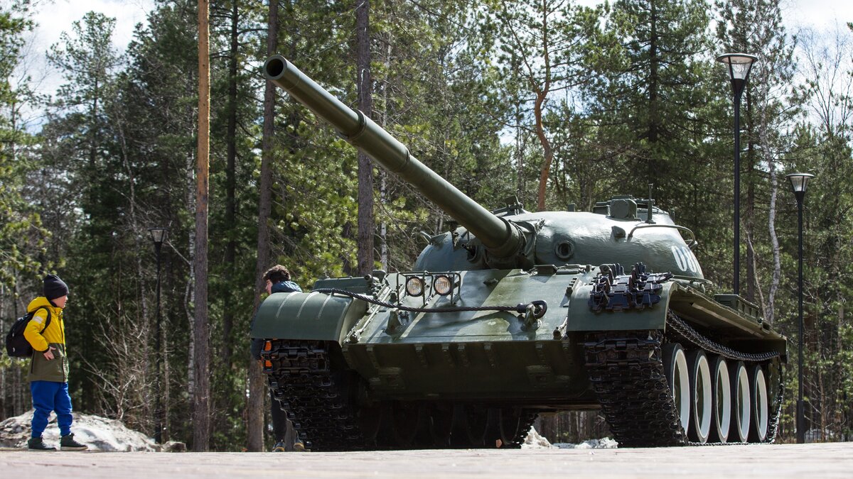13 танков на 7 рот. Т 34 Сургут. Т 62. Tank в Сургуте. Установка танка т 55 Сургут.