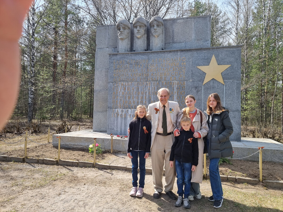 С внучками и внуком