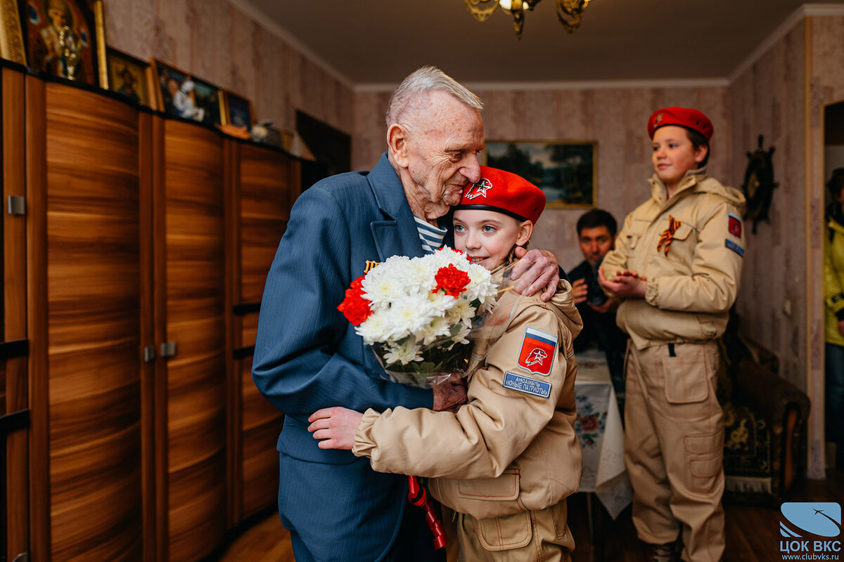 В канун Дня Победы сотрудники ЦОК ВКС приехали к ветеранам Великой Отечественной войны и поздравили с наступающим праздником