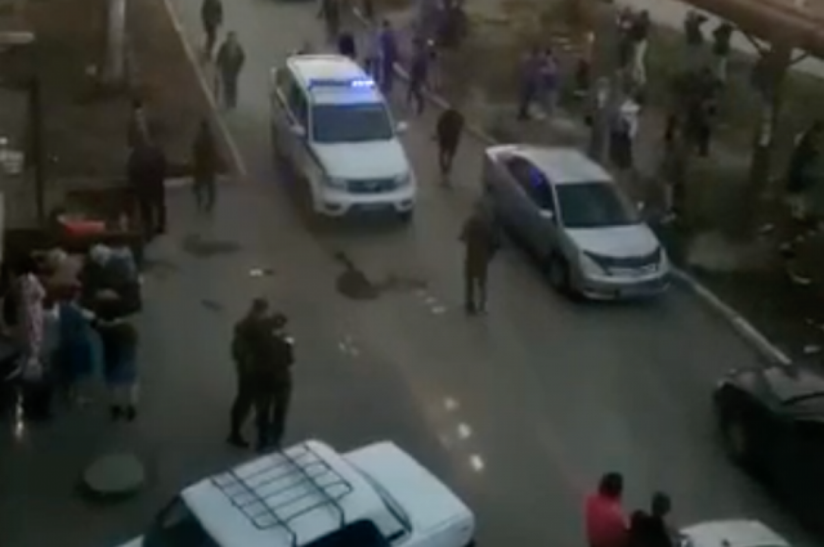 Драки школьников с полицией. Драка в махачкале старое. Массовая драка полиции. Махачкала местные жители. Даки махачкала.
