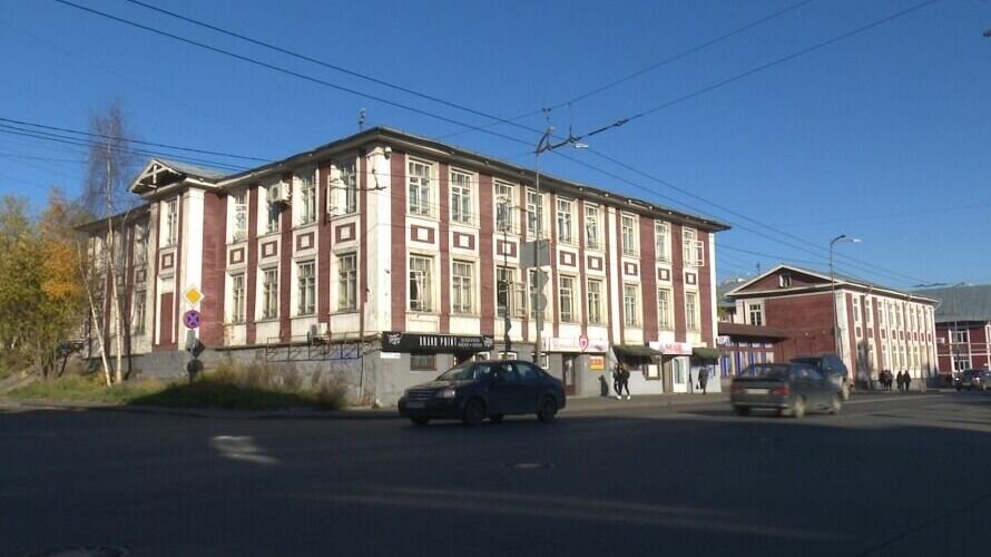     Власти Карелии внезапно решили приватизировать два объекта культурного наследия в центре Петрозаводска. От планов передать памятники архитектуры под музейные нужды почему-то отказались — теперь исторические здания окажутся в частных руках. Что это значит — в нашем материале.