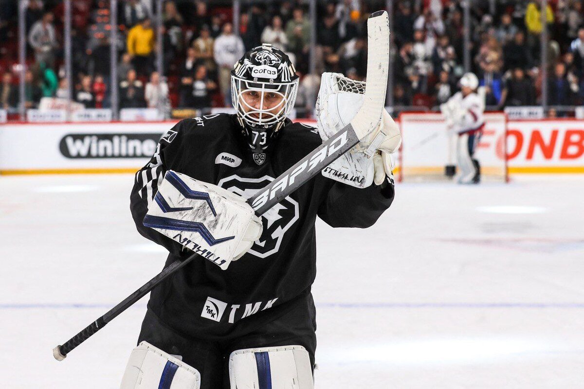 Проскуряков оказался первым профессиональным вратарём, который играл в КХЛ клюшкой «ЗаряД A Deх»