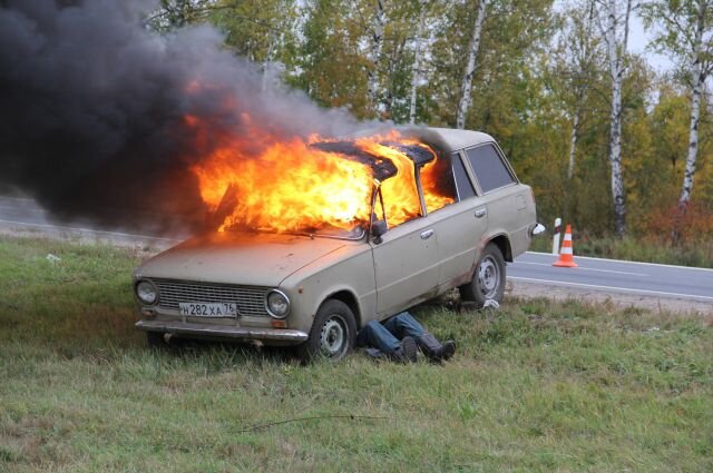ВАЗ 2107 горит