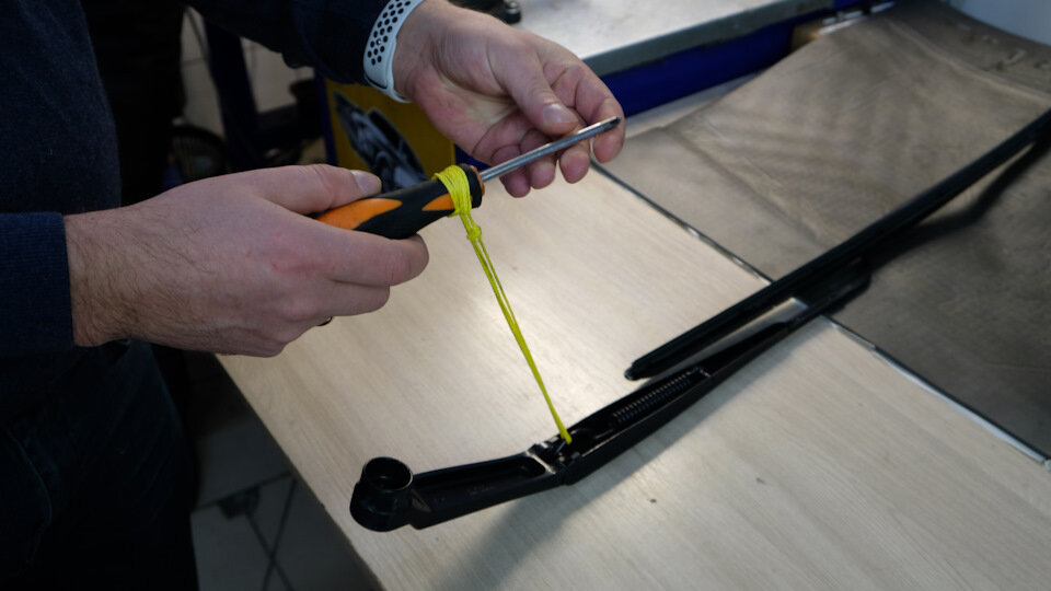 Слабая пружина поводка дворника? Дворники оставляют разводы на лобовом ...