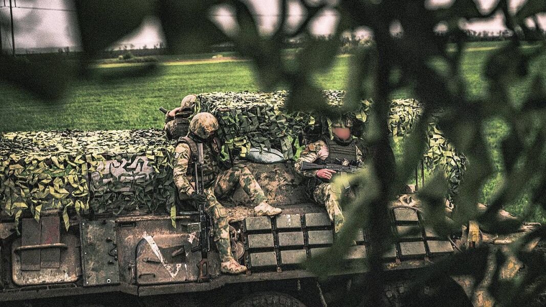 Заглавное фото: БТР-80 спецназа Росгвардии, на котором смонтированы блоки ДЗ, а также «мангал» для дополнительной защиты. 