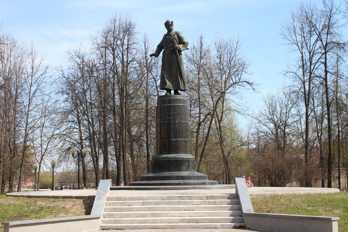 Памятник М.В. Фрунзе в сквере у цирка. Фото автора. Листайте галерею, чтобы увидеть больше