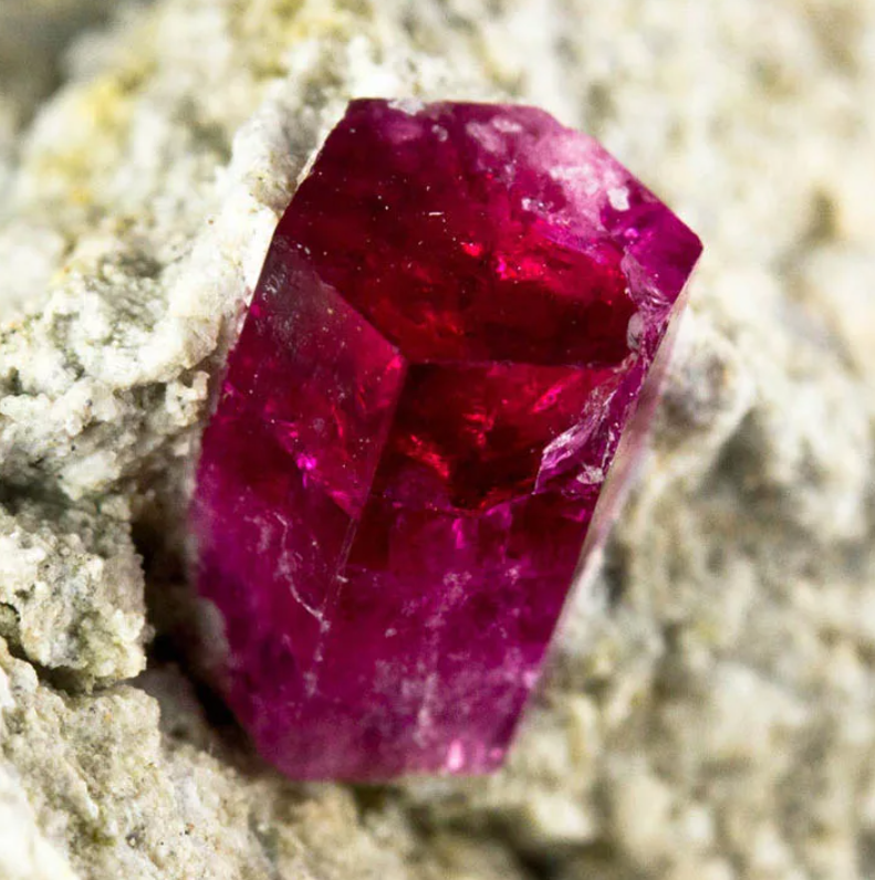 берилл и рубин. берилл минерал. красный изумруд берилл. красный изумруд биксбит. биксбит.