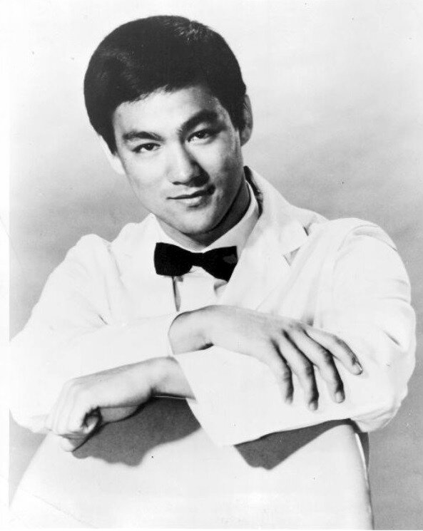 Брюс Ли (англ. Bruce Lee); детское имя — Ли Сяолун (кит. 李小龙, англ. Li Xiao Long, рус. Маленький Дракон), взрослое имя — Ли Чжэньфань (кит. 李振藩, англ. Lee Jun Fan); 27 ноября 1940, Сан-Франциско — 20 июля 1973, Гонконг)