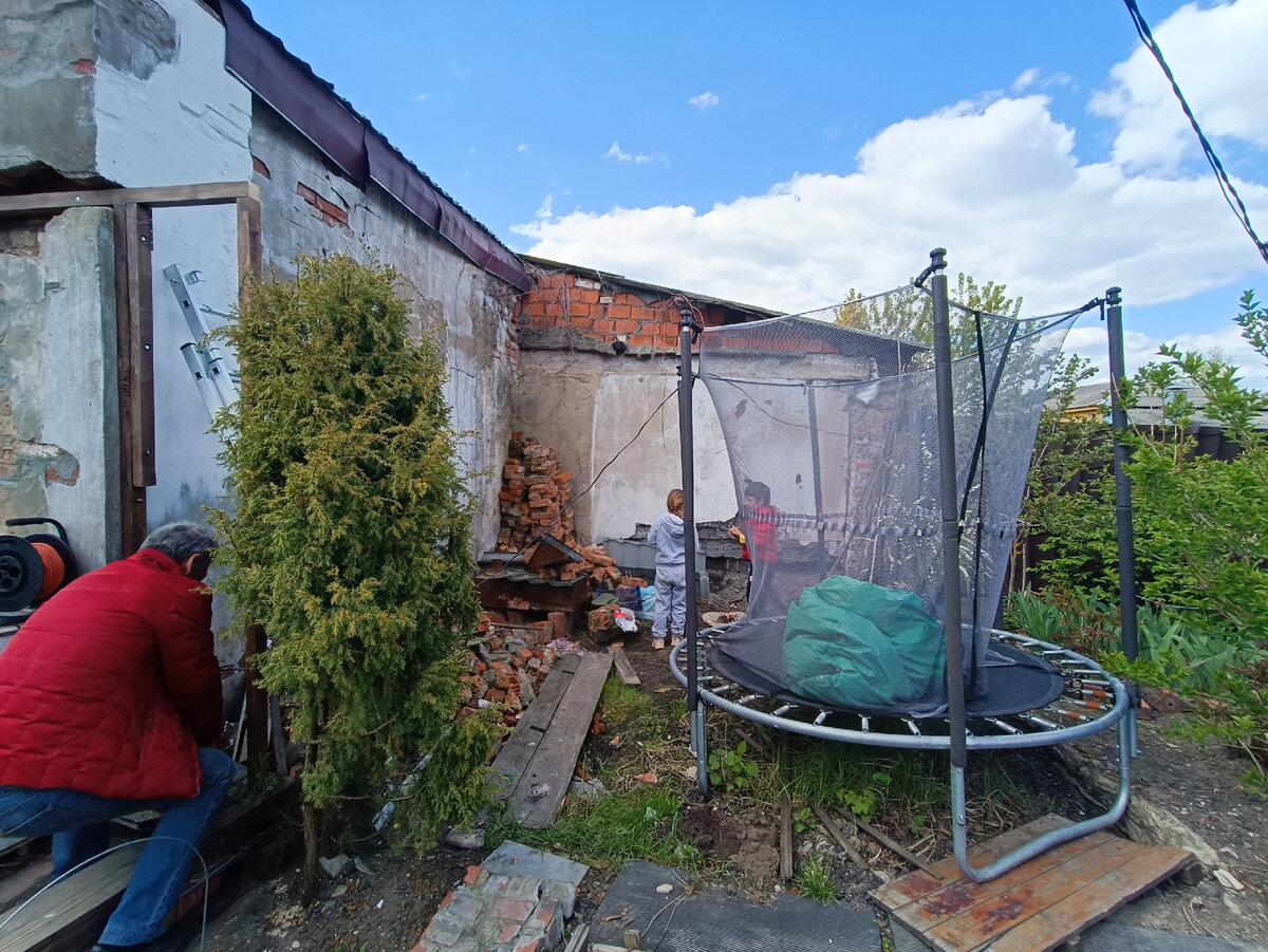 На месте батута тоже раньше был кирпичный сарай, его разобрали, остался фундамент, остатки приличного советского кирпича и бытий кирпич после разбора сгоревшей веранды. Стена дальше - это ушедший соседям капитальный сарай 