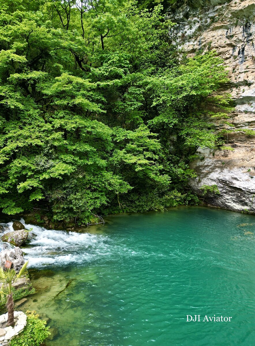 Вода в озере кристально чистая