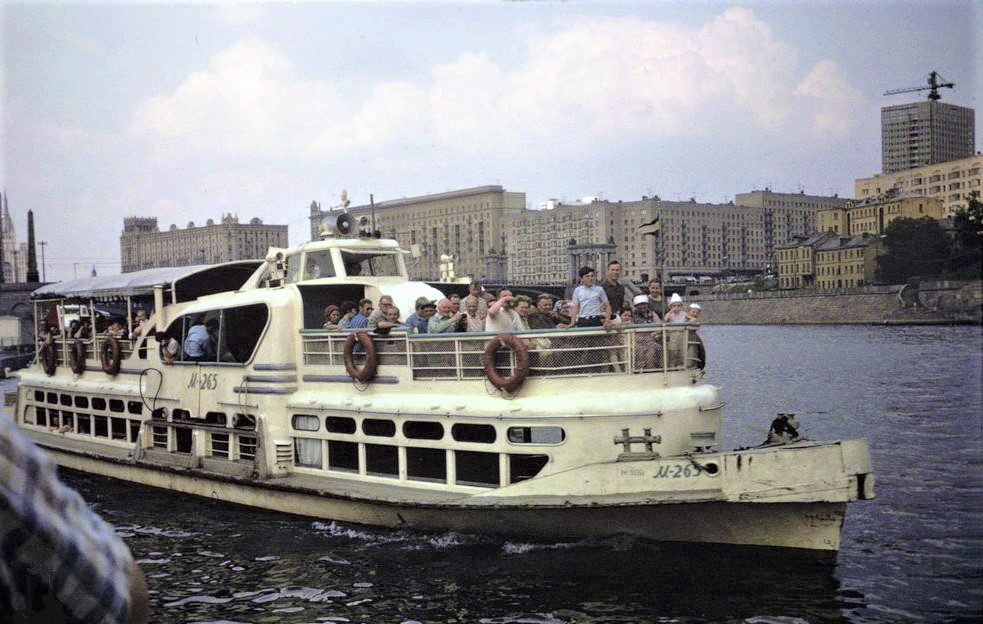 Теплоход типа "Москвич" у причала «Киевский вокзал». 1968 - 1970 г. Источник https://pastvu.com/p/37155.
