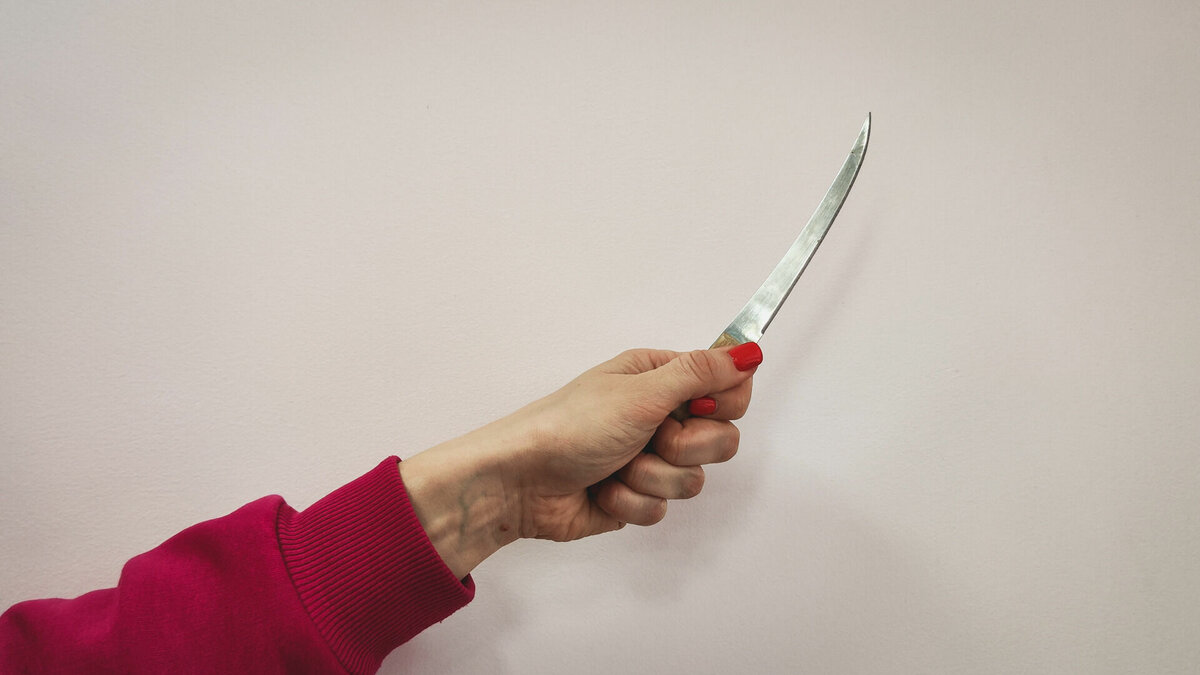     В Калачевском районе Волгоградской области возбудили уголовное дело в отношении местной жительницы, изрезавшей ножом сожителя. Чтобы избежать уголовной ответственности, женщина заявляла, что на ее мужа напали неизвестные на улице, сообщает ГУ МВД по региону.