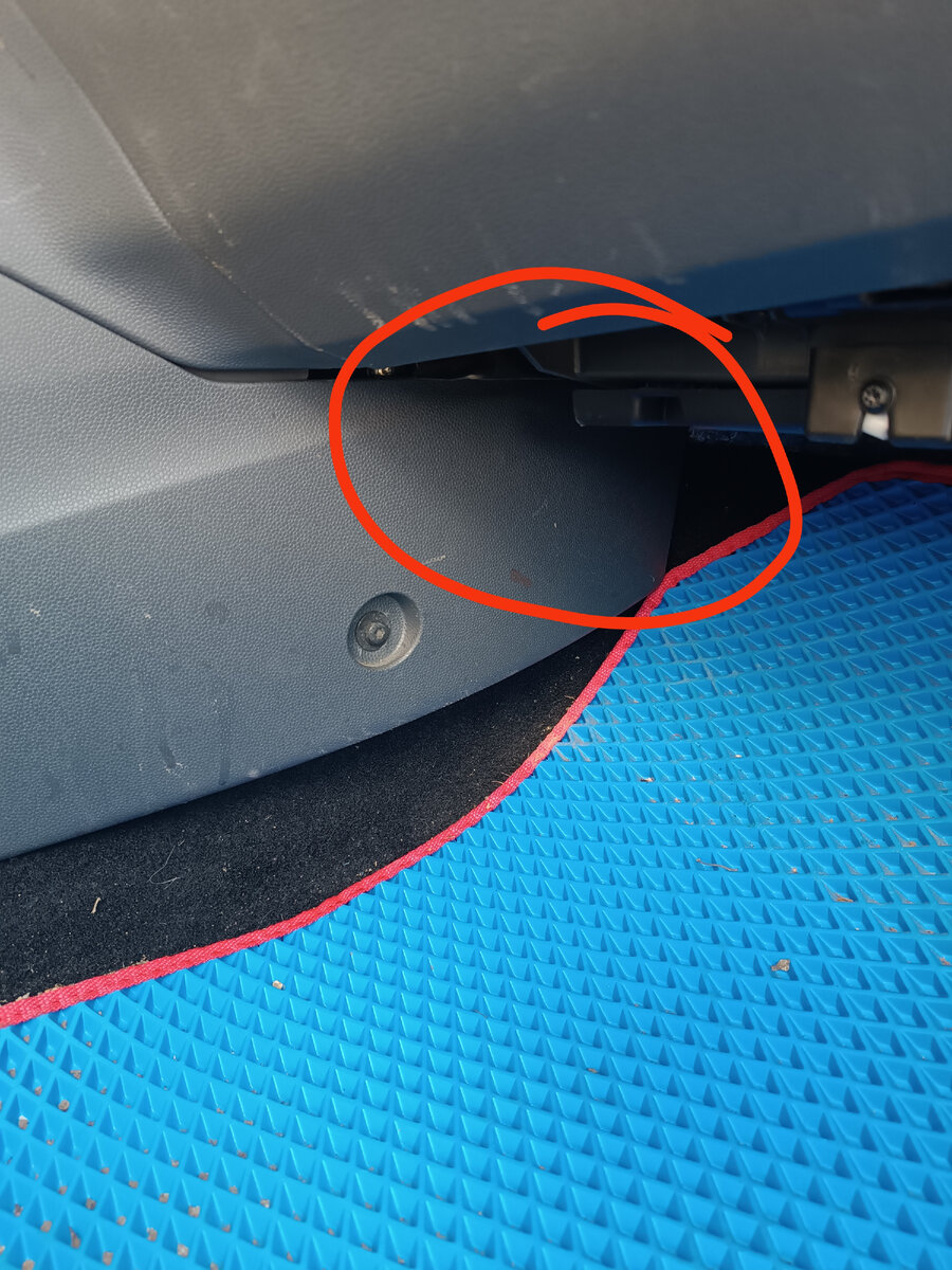 Где воздуховод переднего пассажира, который нужно снять