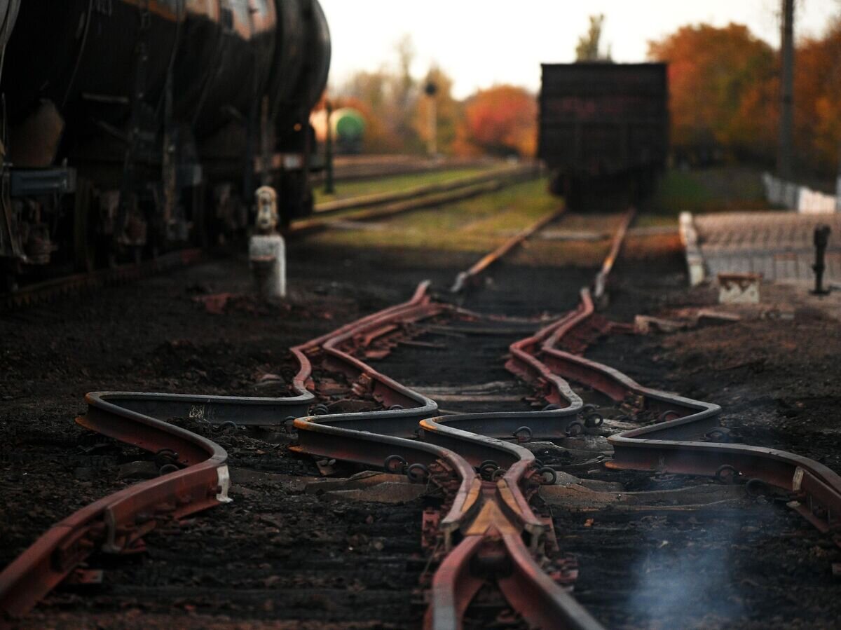    Рельсы, поврежденные во время пожара, возникшего в результате повторного обстрела ВСУ, на территории железнодорожной станции в Шахтерске© РИА Новости / Алексей Майшев