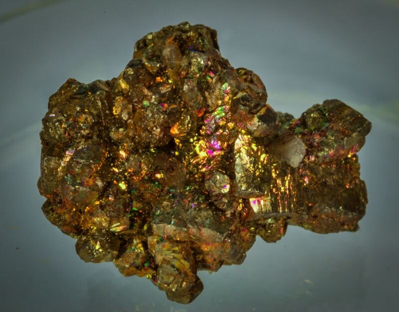 Пирит и халькопирит. Авито колчедан. Золото для дураков металл пирит. Пирит куб. Золото дураков минерал халькопирит.