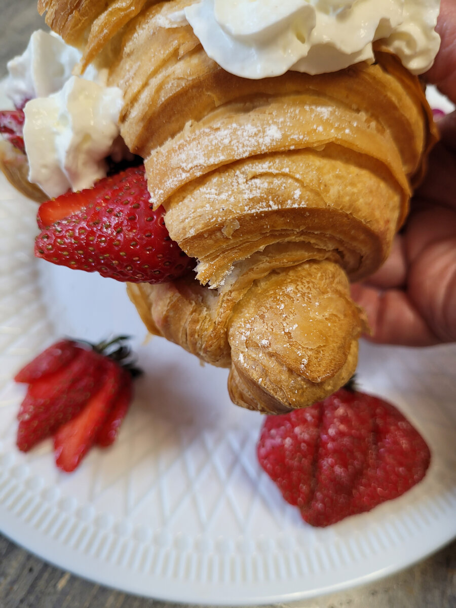 Фото автора-Сливки,клубника и горячий круассан.